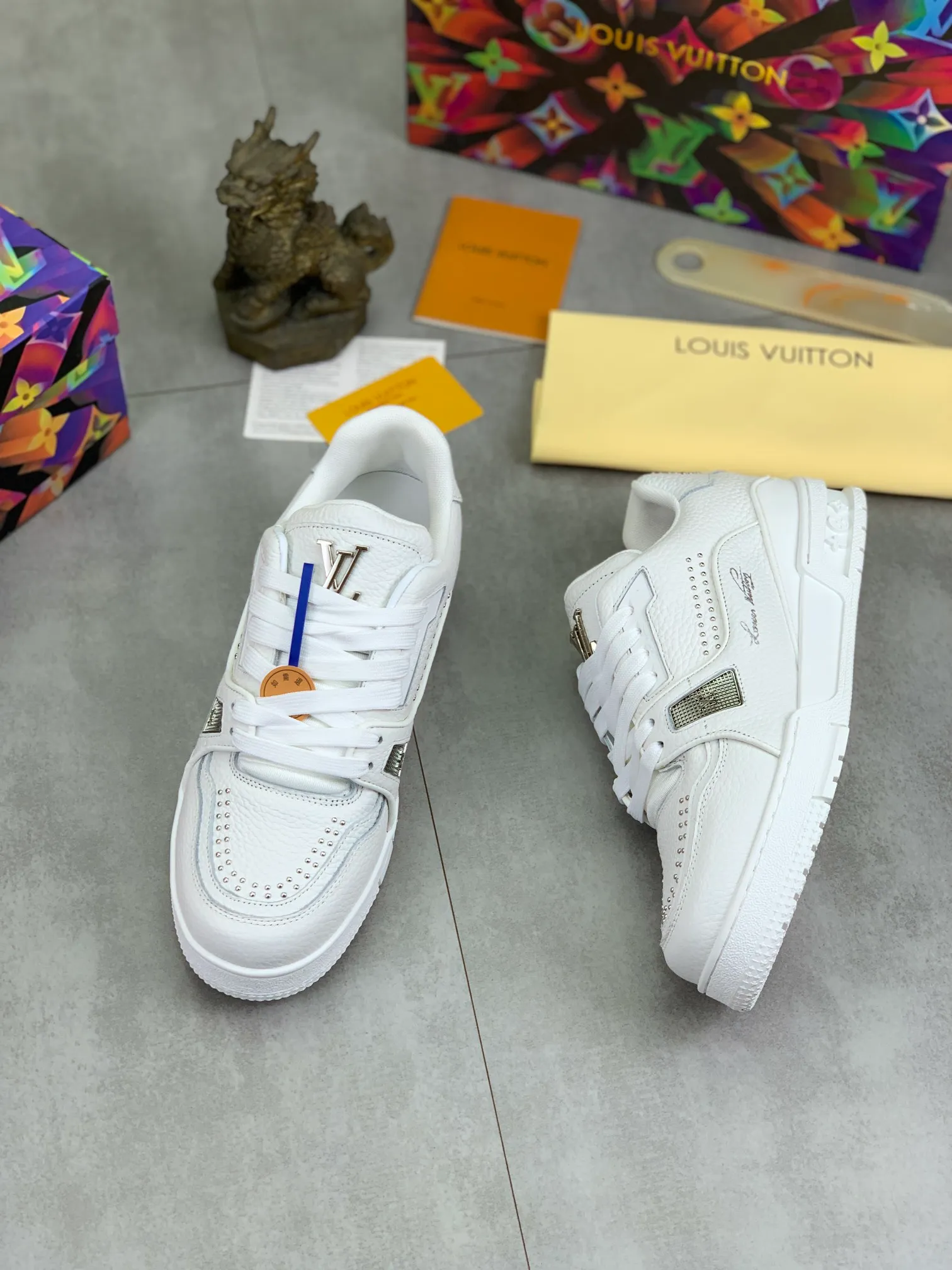 Men's shoes 💰P600 New style 💰💎💎Latest color High version 2025Louis*Vuitto* LV Traine Catwalk TRAINER outsole and fabric private model A shoe that definitely costs a lot of money and effort. This series was designed after the arrival of Vifgil. It is favored by many fans every season. Original TPU outsole Original packaging Men's size: 38-45 (46 can be customized) Color: black and white optional (available from stock, super fast delivery)